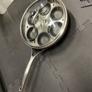 Calphalon 10 inch lidded egg poacher, frying pan